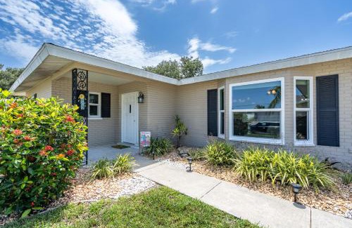 Gulf Gate Estates House | Sunny Cottage with lanai and garage, only 4 miles from Siesta Key