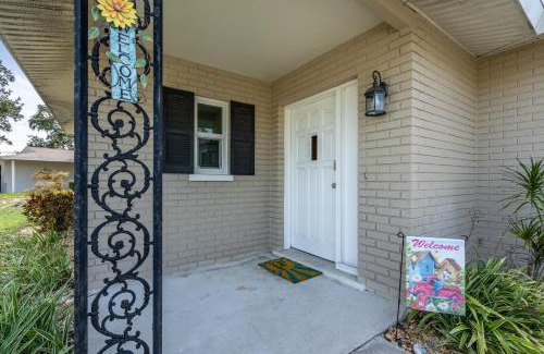 Gulf Gate Estates House | Sunny Cottage with lanai and garage, only 4 miles from Siesta Key