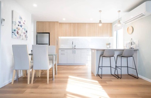West Launceston Apartment | Sunny Delight: WiFi & Parking