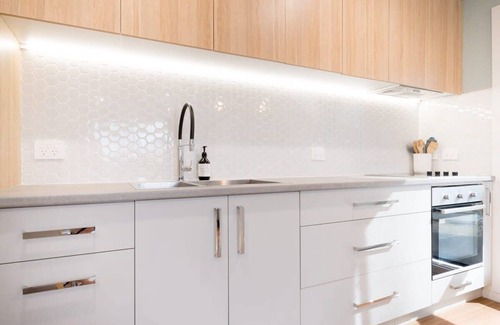 West Launceston Apartment | Sunny Delight: WiFi & Parking