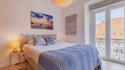 Sao Bento Apartment | Sunny Design Apt in Praça das Flores by LovelyStay