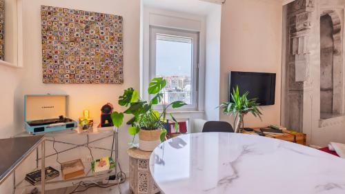 Sao Bento Apartment | Sunny Design Apt in Praça das Flores by LovelyStay