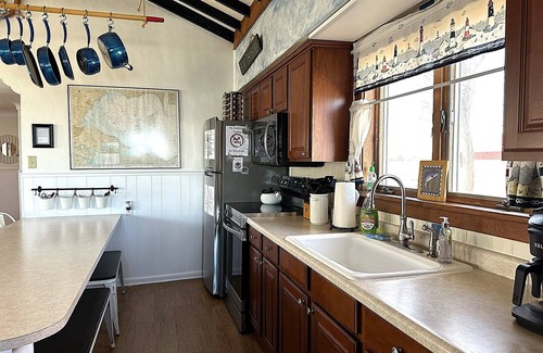Oak Harbor Cottage | Sunny Disposition-Quaint Cottage on Lake Erie Near Port Clinton, Lakefront
