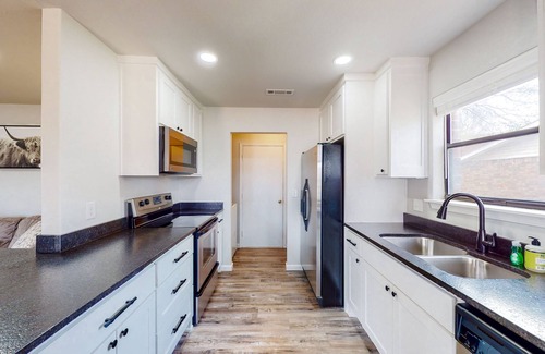 Fayetteville House | Sunny dog-friendly home in secluded neighborhood with patio, backyard