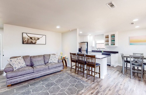 Fayetteville House | Sunny dog-friendly home in secluded neighborhood with patio, backyard