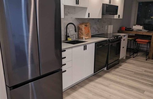Shaughnessy Village Apartment | Sunny Downtown Montreal skyline view Crescent + Bell Centre 1 Br condo