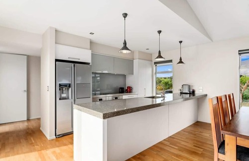 Wanaka House | Sunny Dreams Summary: