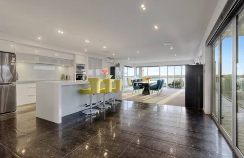 Bucklands Beach House | Sunny East Residence