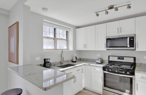 Evanston Apartment | Sunny Evanston 2BR, 1 mile from Northwestern campus, by Blueground