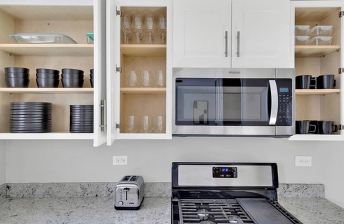 Evanston Apartment | Sunny Evanston 2BR, 1 mile from Northwestern campus, by Blueground