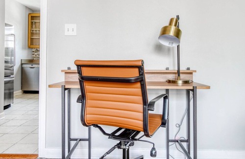 Evanston Apartment | Sunny Evanston 2BR w/ W/D, 1 mile to Northwestern campus, by Blueground