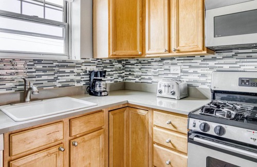 Evanston Apartment | Sunny Evanston 2BR w/ W/D, 1 mile to Northwestern campus, by Blueground