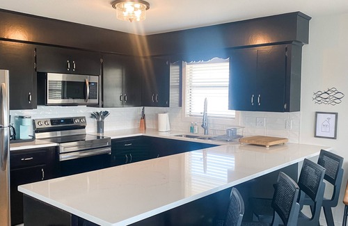 Port O Connor House | Sunny Family Friendly House 1500 sqft ~ Oversized Covered Deck ~ .5 m to Beach