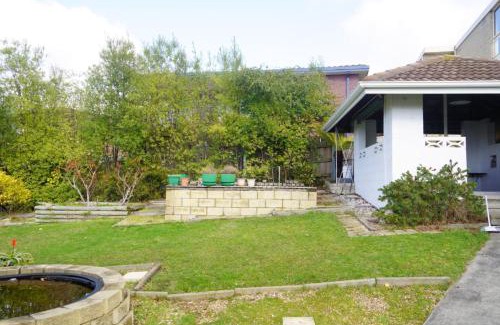 Lenah Valley Villa | Sunny garden house
