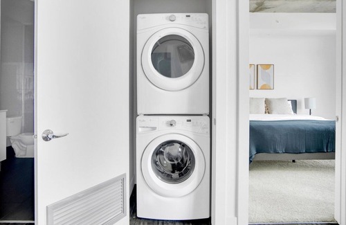 Golden Triangle Apartment | Sunny Golden Triangle 1BR w/ Gym & Pool nr Art Museum, by Blueground