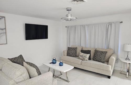 Lauderdale Lakes House | Sunny Goldie
