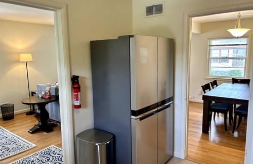 Cherrydale Apartment | Sunny Hilltop 2-BR Top Floor in Arlington