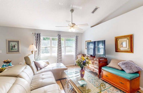New Port Richey East House | Sunny Home - Screened-In Porch - Close to Beach