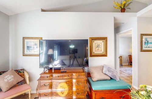 New Port Richey East House | Sunny Home - Screened-In Porch - Close to Beach