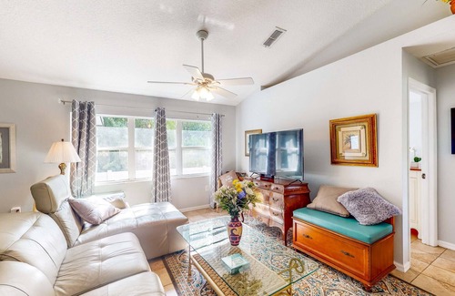 New Port Richey East House | Sunny Home - Screened-In Porch - Close to Beach