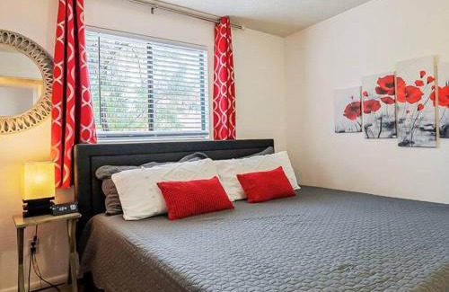 Hedrick Acres Apartment | Sunny King-sized 1BD Condo near UofA and UMC w Pool, Parking - Low Summer Rates!