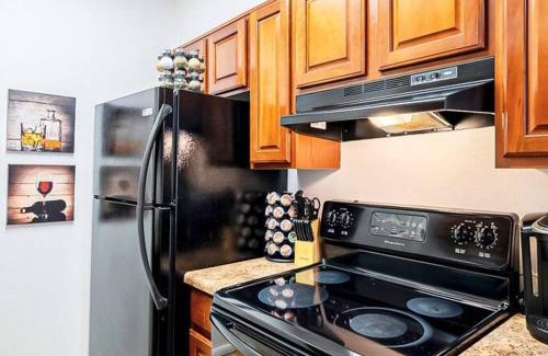 Hedrick Acres Apartment | Sunny King-sized 1BD Condo near UofA and UMC w Pool, Parking - Low Summer Rates!