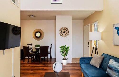 Hedrick Acres Apartment | Sunny King-sized 1BD Condo near UofA and UMC w Pool, Parking - Low Summer Rates!