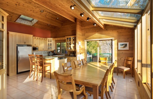 Bellingham House | Sunny Lake Whatcom Waterfront Pvt 200' Beach/Dock/Boat Launch/Kayaks/SUP/Hot Tub