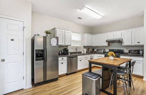 Gwinnett Place House | Sunny&Modern 4BR House w/Home Gym&Parking in Duluth -5 mins to I-85
