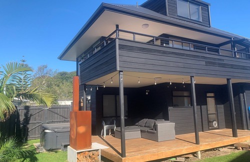 Whangamata House | Sunny Modern Beach House 5 min walk to Surf Club