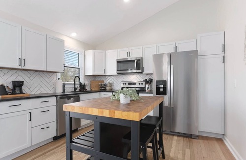Olathe House | Sunny Modern Home| King Bed |Close highway access