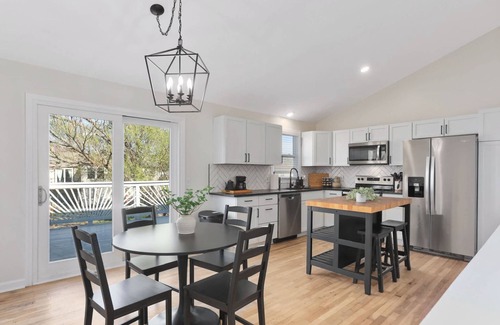 Olathe House | Sunny Modern Home| King Bed |Close highway access