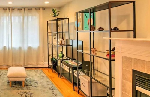 Newton Corner House | Sunny Modern w/parking Outdoor Hut Tub Sauna Wi-Fi near BC BU Boston Cambridge ✈