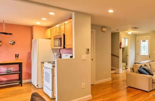 Newton Corner House | Sunny Modern w/parking Outdoor Hut Tub Sauna Wi-Fi near BC BU Boston Cambridge ✈