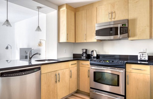 Mount Vernon Triangle Apartment | Sunny Mount Vernon 1BR w/Gym, W/D & Pool, near Chinatown, by Blueground