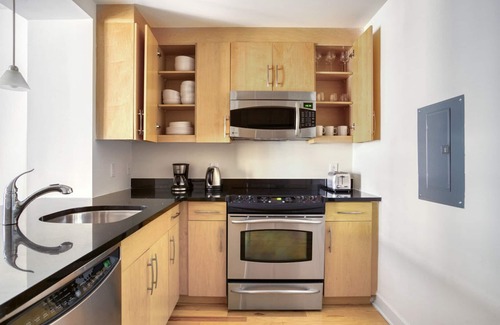 Mount Vernon Triangle Apartment | Sunny Mount Vernon 1BR w/Gym, W/D & Pool, near Chinatown, by Blueground