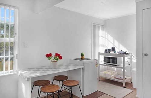 Greenlane - Ellerslie Apartment | Sunny Beam Guest Suite with Parking & Kitchenette