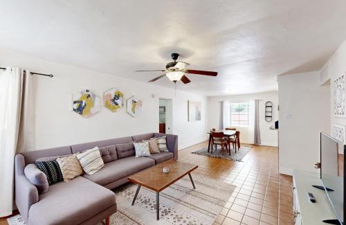 Rosemont West House | Sunny Oasis
