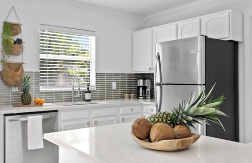 Anona House | Sunny Palm Cottage | Hot Tub | 10 Min to Beach!