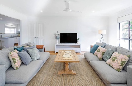 Burleigh Waters Villa | Sunny Patch Breezy Burleigh Waters Poolside Villa