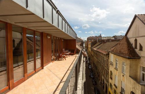 Erzsebetvaros Apartment | Sunny Penthouse front of Szimpla Kert