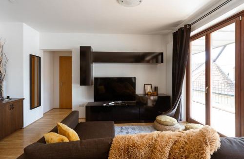 Erzsebetvaros Apartment | Sunny Penthouse front of Szimpla Kert