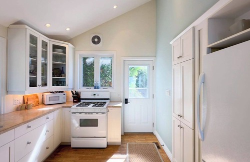 Central Huron Cottage | Sunny Pines-Front row to best sunsets in the world