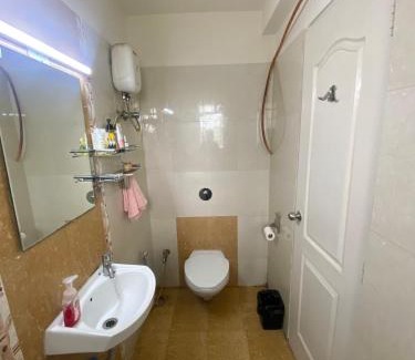Bhudargarh Colony House | Sunny Pink Room with Balcony, Andheri Hotspot