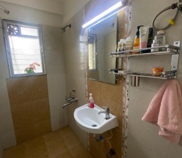 Bhudargarh Colony House | Sunny Pink Room with Balcony, Andheri Hotspot