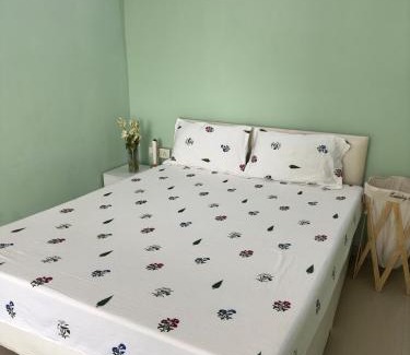 Bhudargarh Colony House | Sunny Pink Room with Balcony, Andheri Hotspot