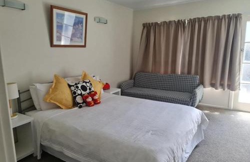 Epsom Apartment | Sunny Private Studio in Central Epsom