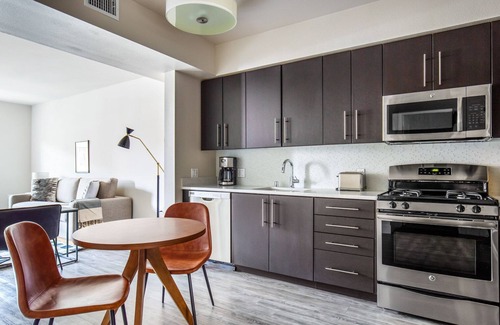 Centennial Apartment | Sunny Redwood City 2BR w/W/D, Pool, BBQ, walk to Caltrain, by Blueground