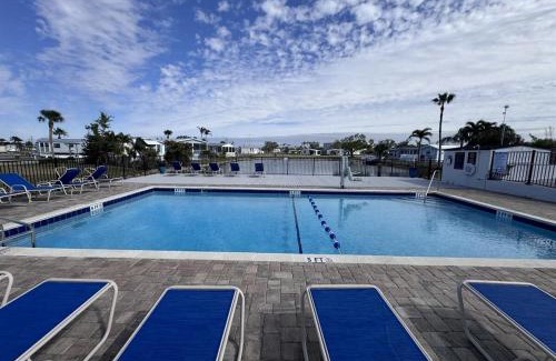 Fort Myers Beach House | Sunny Retreat-Near Beach-Pickleball-Heated Pool!