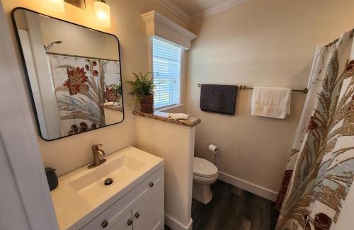 Fort Myers Beach House | Sunny Retreat-Near Beach-Pickleball-Heated Pool!